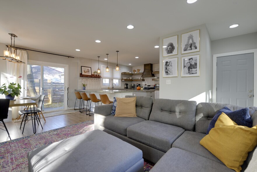 Building Photo - 266 King St W