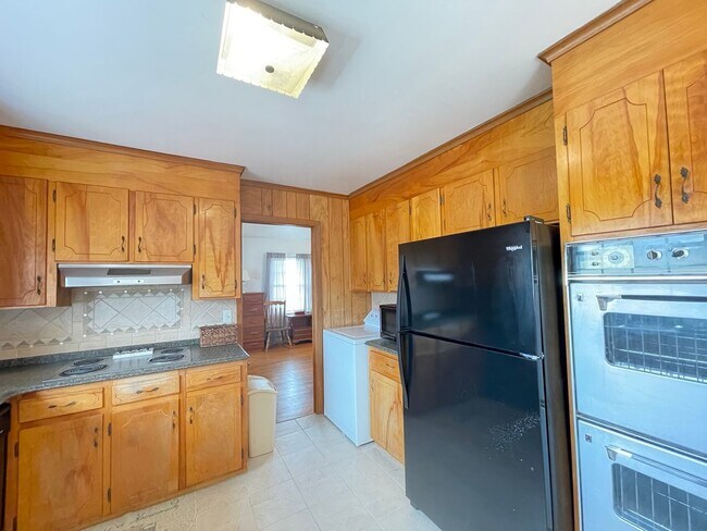 Building Photo - Furnished Inclusive Rental