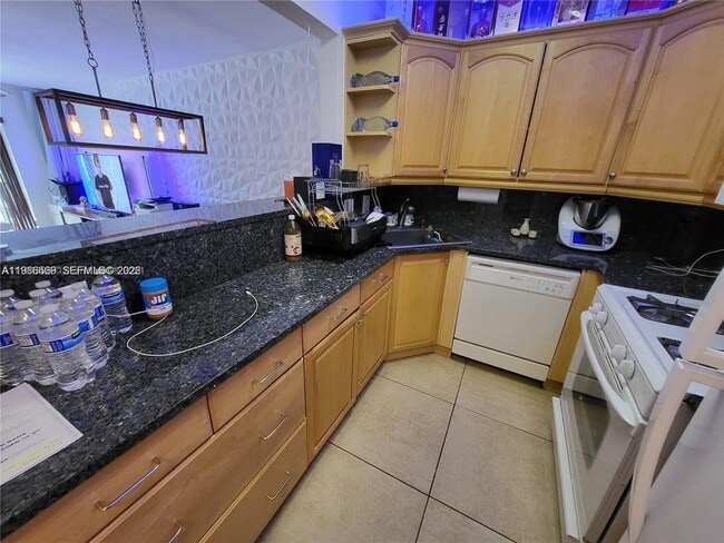 Building Photo - 6711 N Kendall Dr