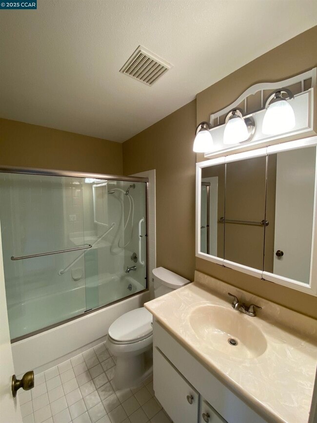 Building Photo - 1557 Siskiyou Dr