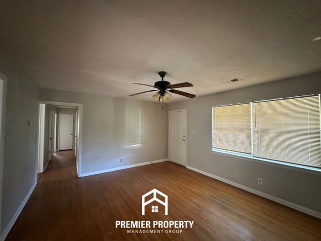 Building Photo - Move-In Ready 4 Bedroom Rental in 38134 - Hardwood Floors & Open Kitchen