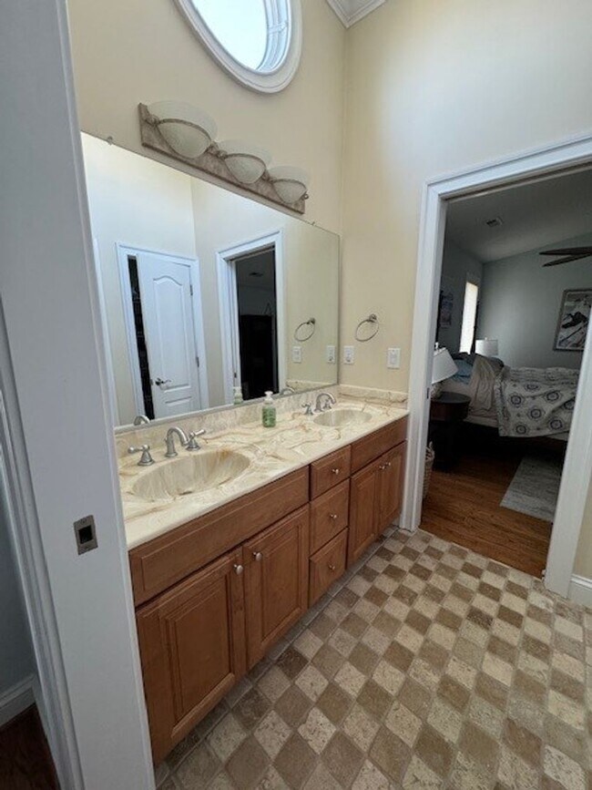 Building Photo - Immaculate 4 bedroom 3.5 bath Home at North End