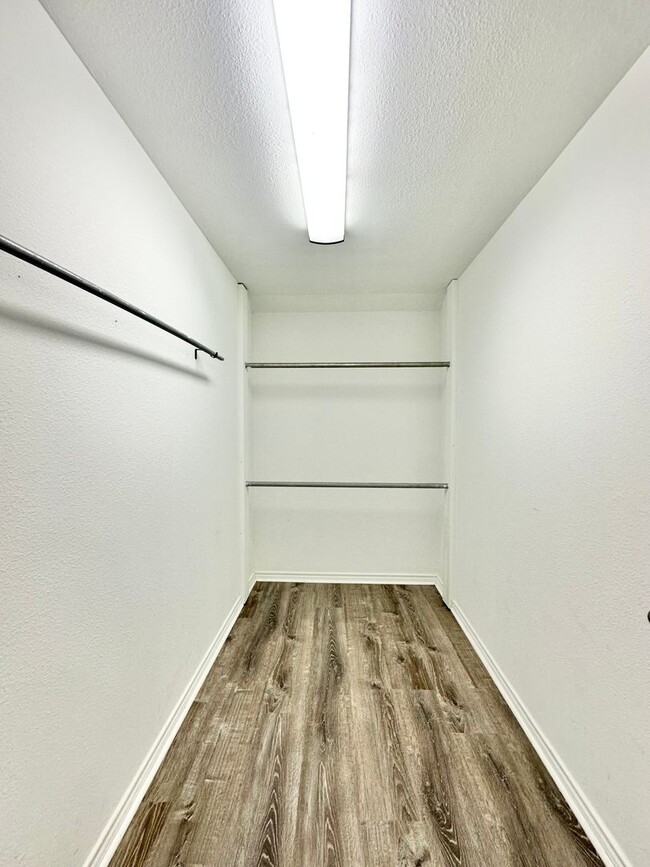 Building Photo - Available Now! Charming & Updated 3-Bedroo...