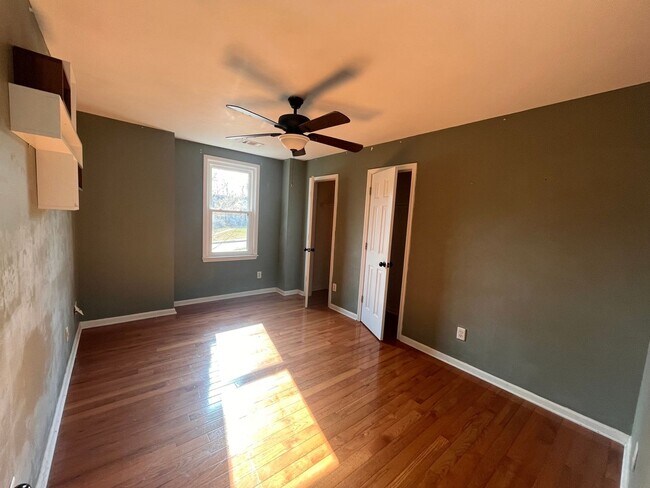 Building Photo - 925 Dogwood Park Dr