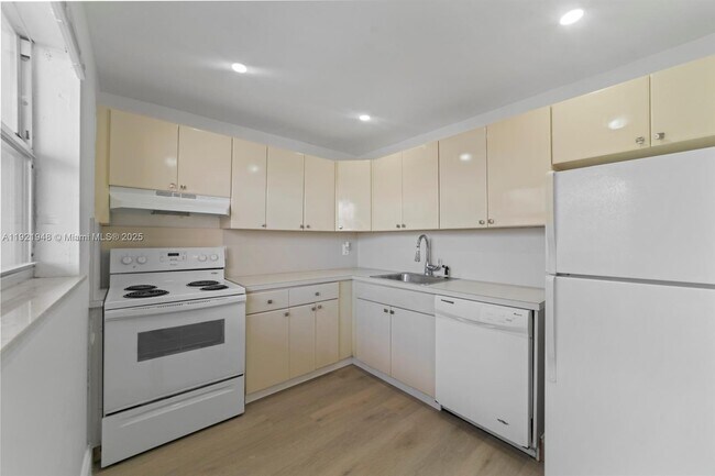 Building Photo - 16450 Miami Dr