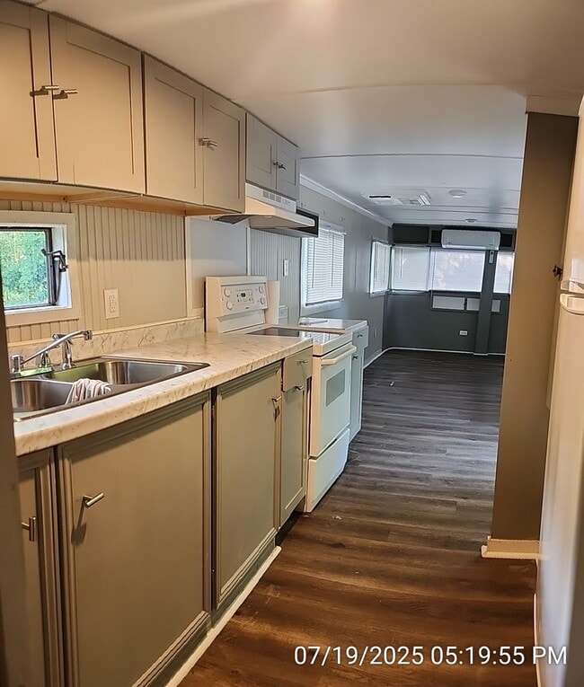 Building Photo - 58 Robinson Ln