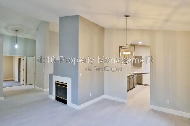 Building Photo - 4230 E Woodland Dr