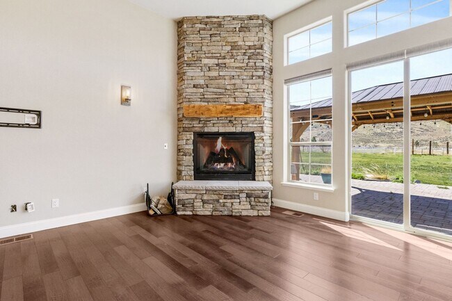 Building Photo - 1015 N Cantlon Ln