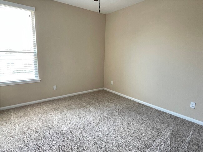 Building Photo - 10418 Quiet Courtyard Rd