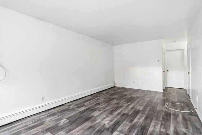 Building Photo - 2 Raydol Ave