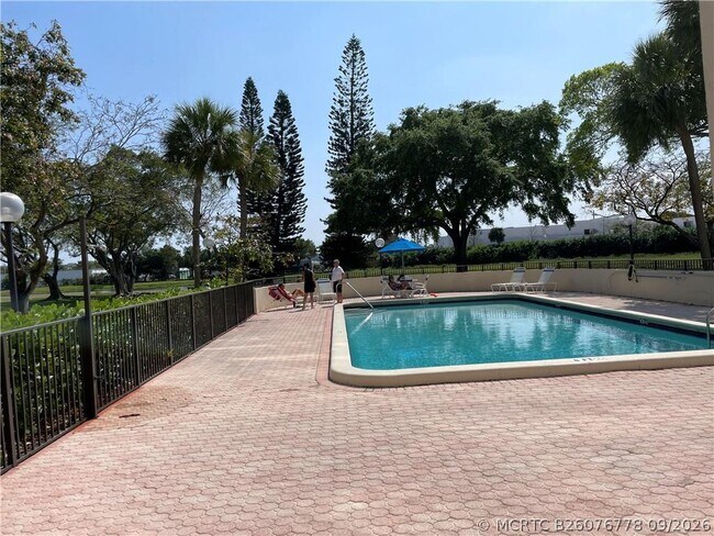 Building Photo - 2322 S Cypress Bend Dr