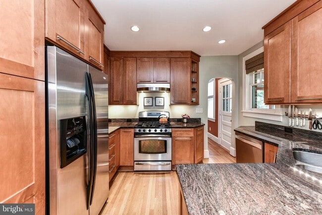 Building Photo - 904 Park Ave