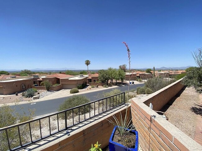 Building Photo - Spacious 2bd/2bath + Den home in Catalina ...