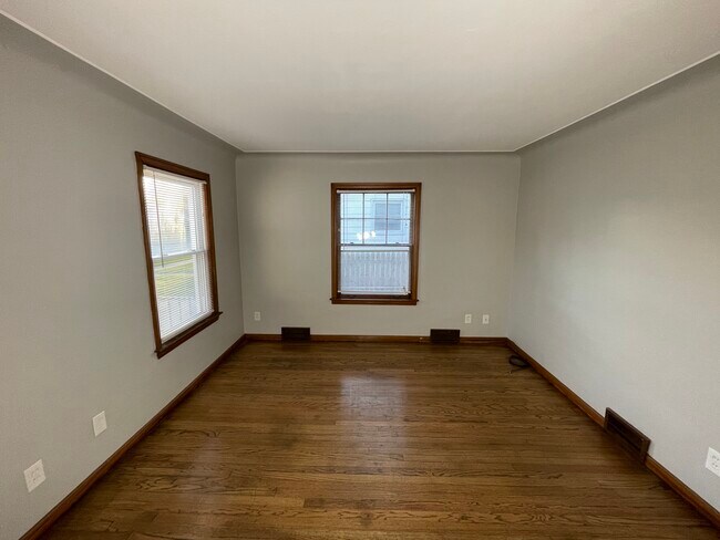 Living room (alternate view) - 20657 Kingsville St