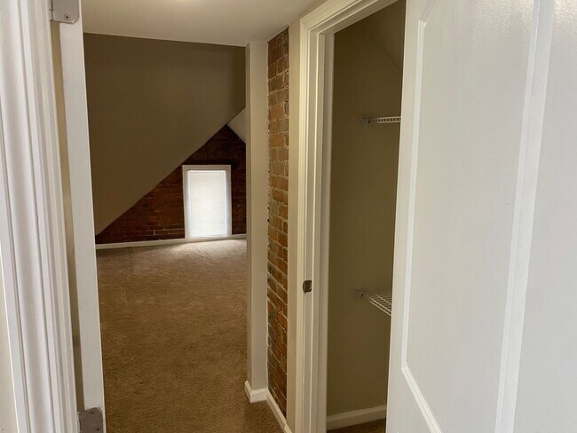 Building Photo - 235-2 Lexington Ave – The Treehouse Apartm...