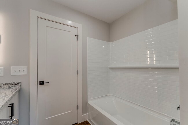 Building Photo - 79 Chateau Dr SE