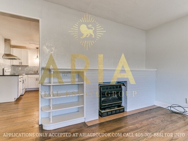 Building Photo - COMING SOON! 2 Bed/2 Bath Duplex Super Clo...
