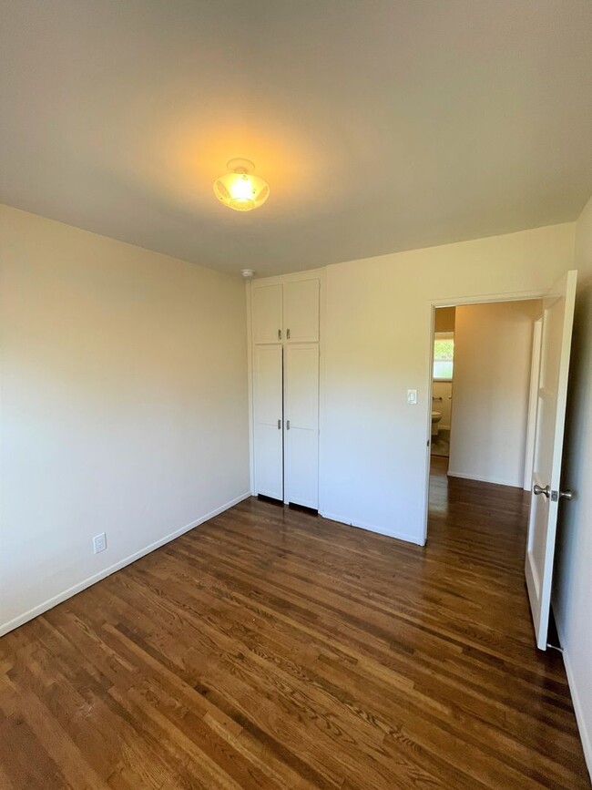 Building Photo - Upgraded Midtown Home with Beautiful Wood ...