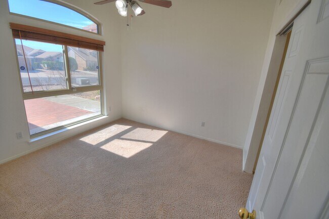 Building Photo - Great NW Three Bedroom , Two Bathroom, 2 C...
