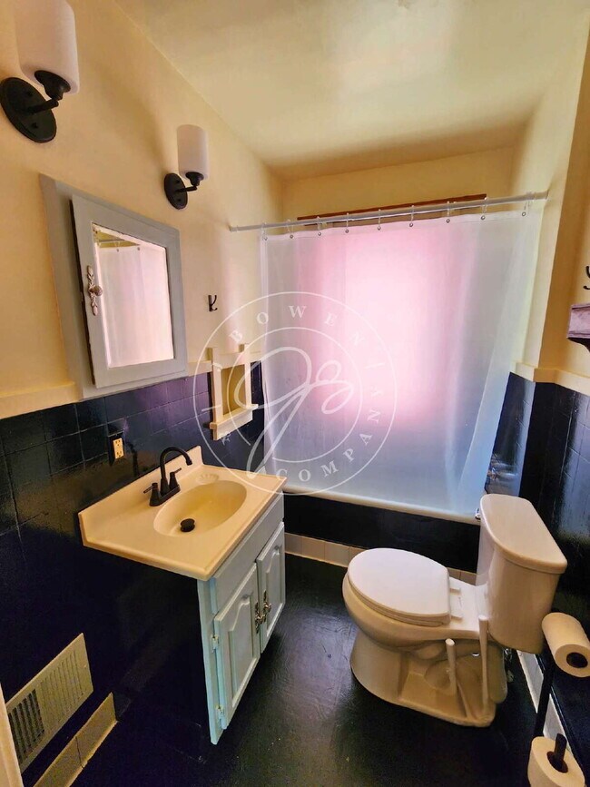 Building Photo - Adorable but unique 3+ bedrooms with bonus rooms! Fenced yard!