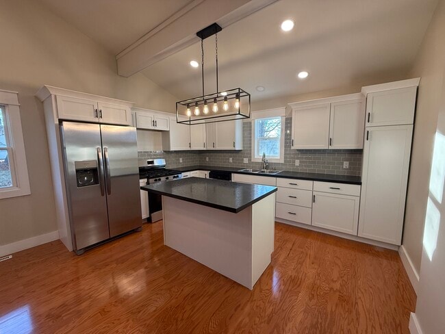 Building Photo - 202 Oak St