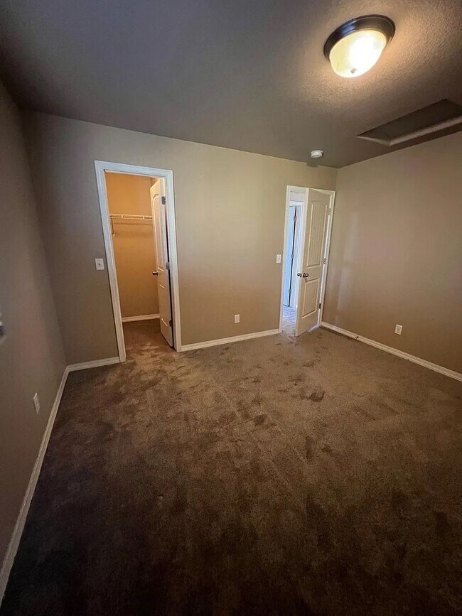 Building Photo - *COMING SOON* 3 Bedroom near Carson and Pe...