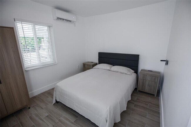 Building Photo - 1112 NE 17th Terrace