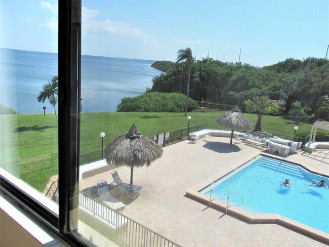 Building Photo - Water/Pool Front 2/2 Annual Unfurnished Condo 3rd  Floor Villa Palma Del Mar