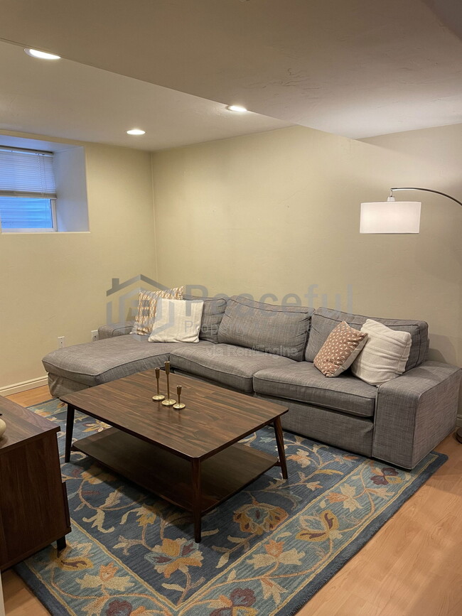 Building Photo - 322 E 6th Ave