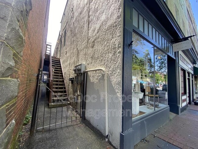 Building Photo - 806 Caroline St