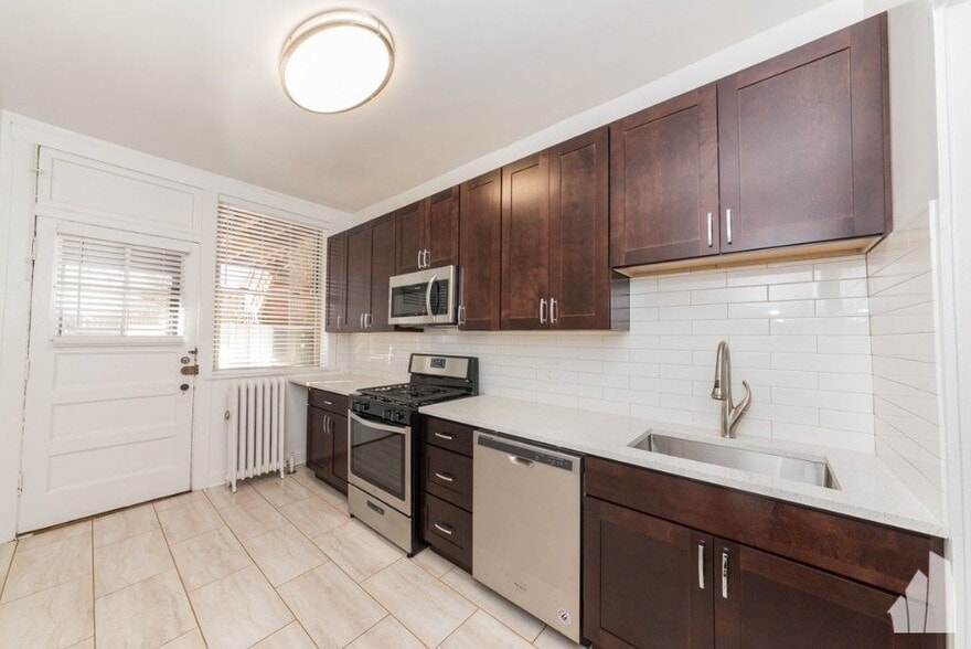 Building Photo - 7000 N Sheridan Rd