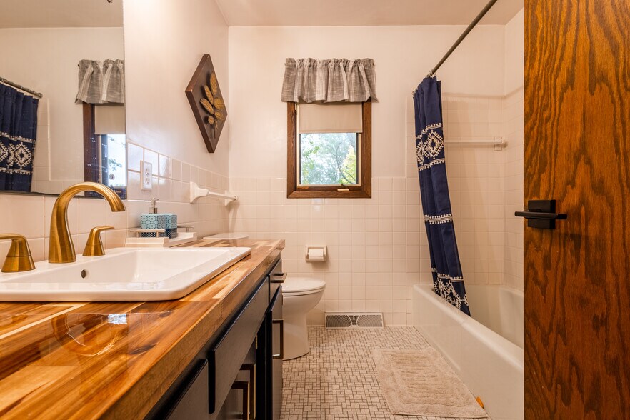 Building Photo - 6806 Sunset Strip NW