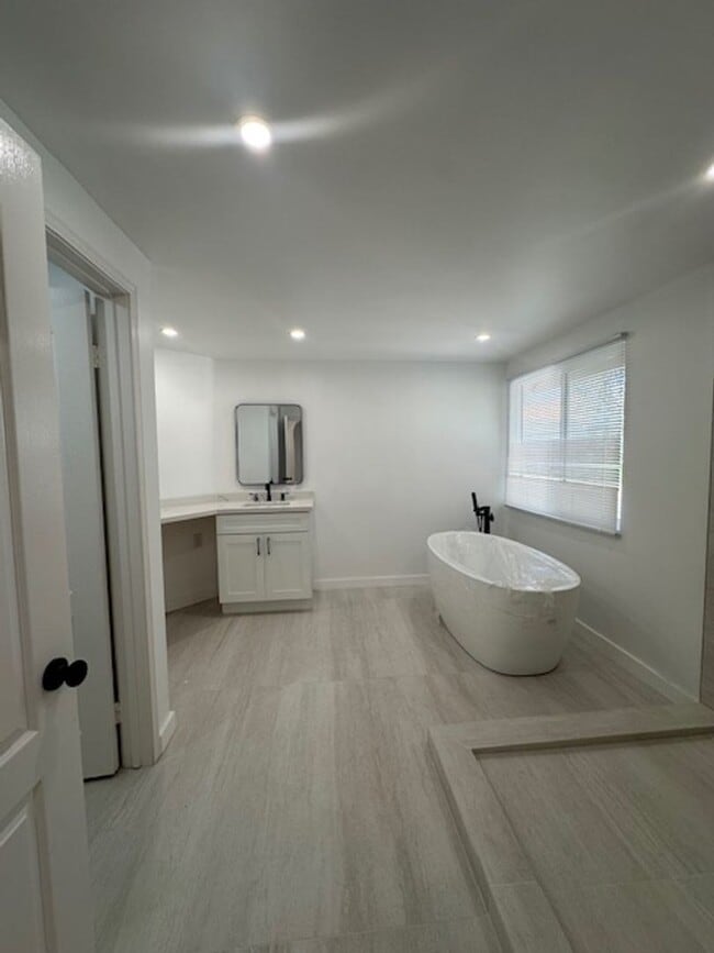 Building Photo - Stunning gated executive home completely redone