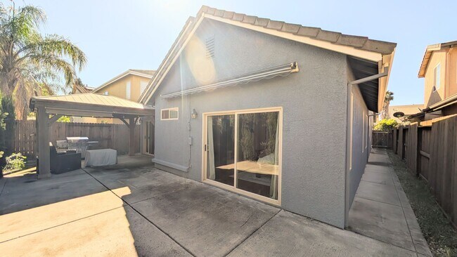 Building Photo - Beautiful Executive Rental in West Sacramento!