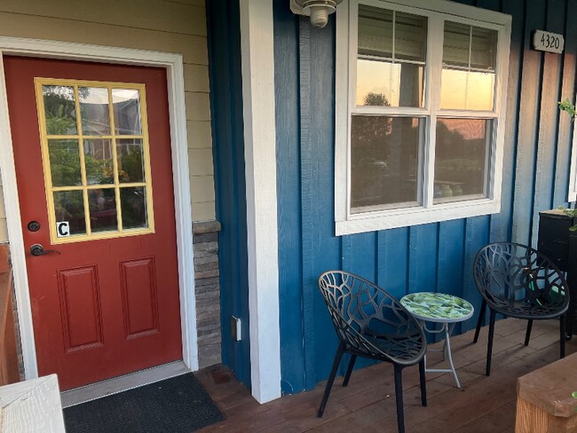 Building Photo - Modern 3 Bed | 2.5 Bath Condo in Prime Loc...