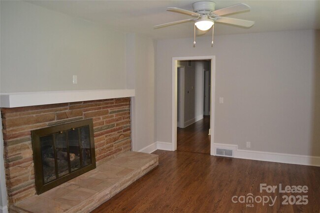 Building Photo - 3313 Woodwardia Dr