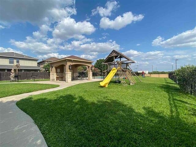 Building Photo - 9813 Sandhill Dr