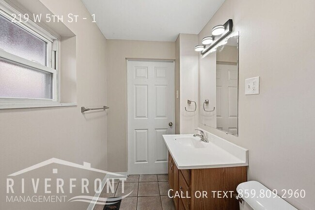 Building Photo - 219 W 5th St