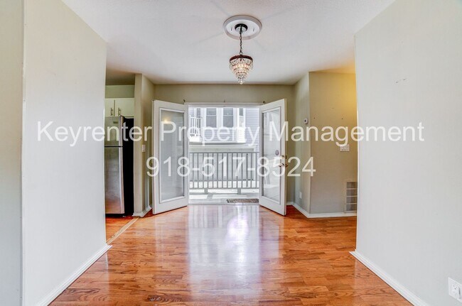 Building Photo - Riverview - Stunning 2 bed 2 bath Townhouse Great Location
