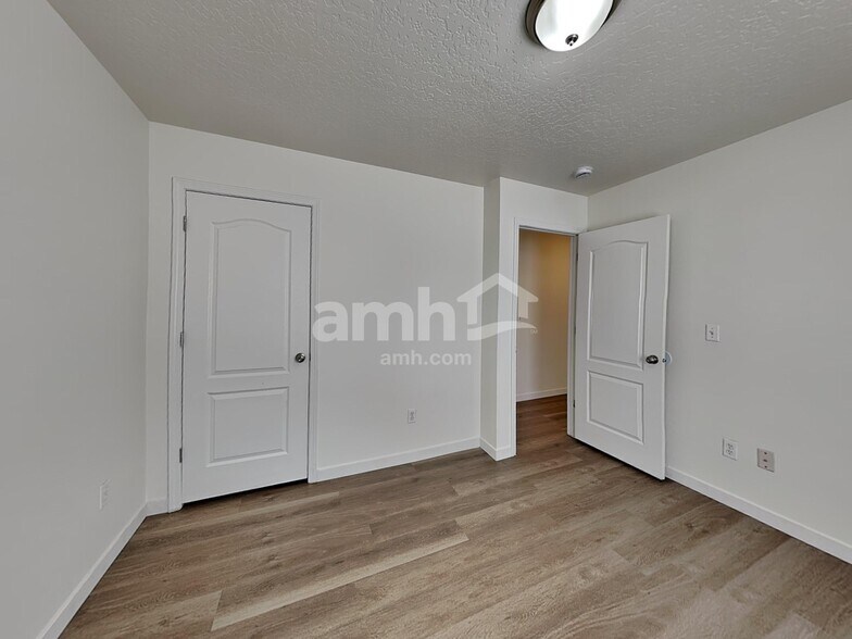 Building Photo - 9707 W Brogan Dr