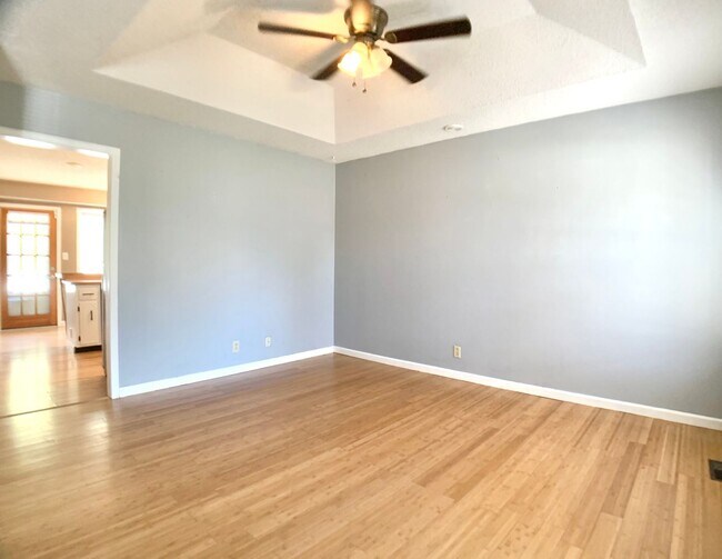 Building Photo - 3401 Oak Lawn Dr