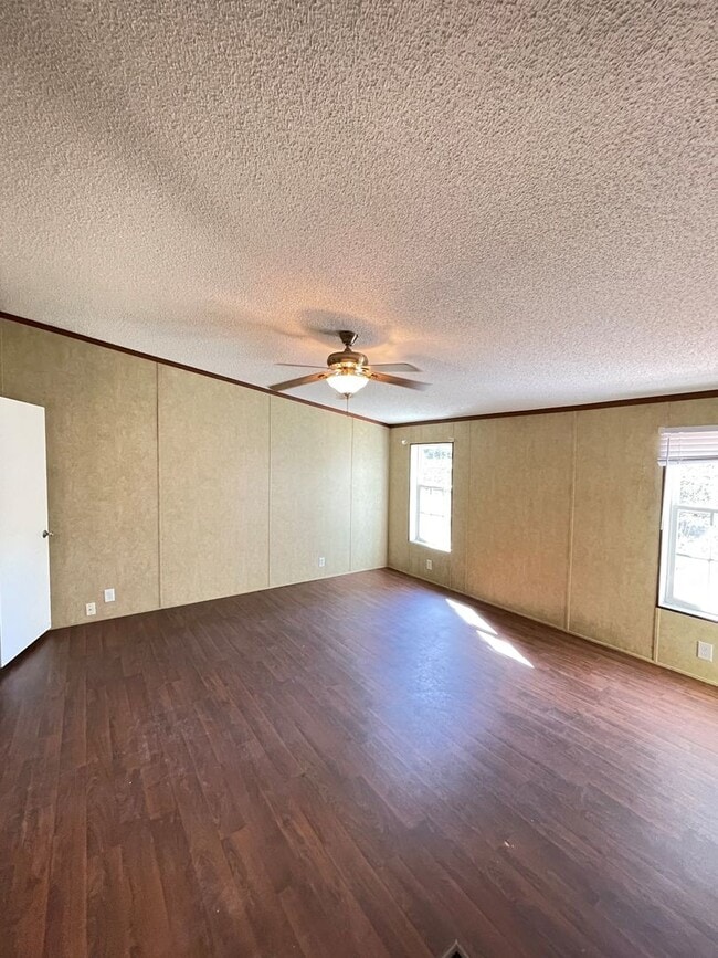Building Photo - 3 bedroom 2 bath mobile home, LARGE, 1.33 ...