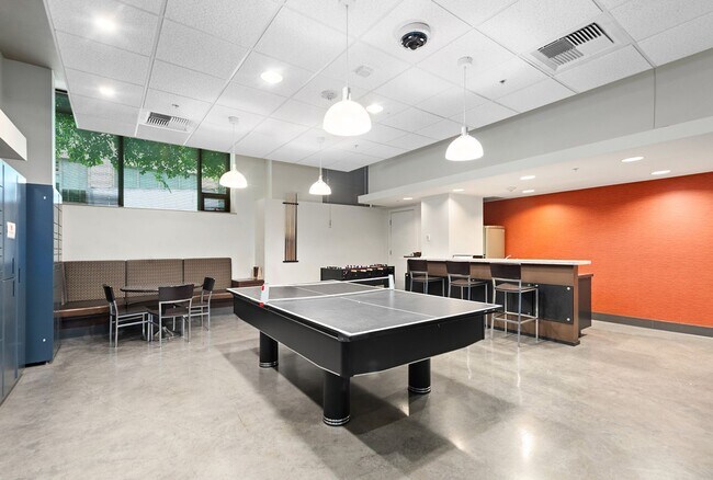 Building Photo - Bright Corner 1Bed/1Bath Condo in the Heart of Downtown Seattle!