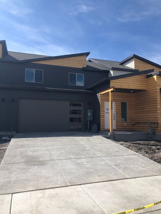 Primary Photo - Modern Townhome, Centrally located.