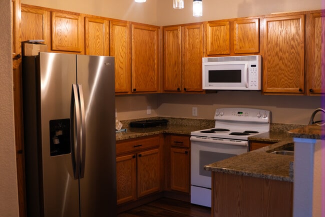 Building Photo - Stunning 2 bed 2 bath Condo in Aurora