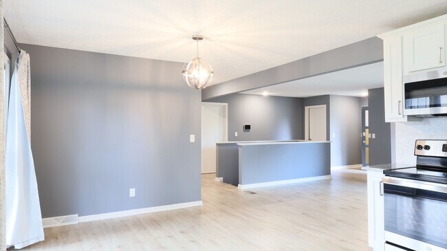 Building Photo - Spacious Modern 4 bedroom, 1 Full Ba, 2 Half bath