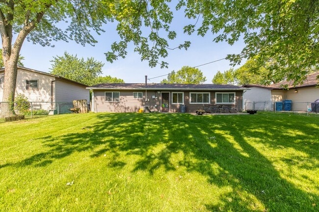 Building Photo - 6847 Hawthorne Ln