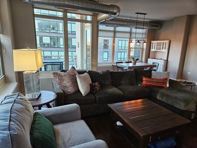 Building Photo - 909 W Washington Blvd