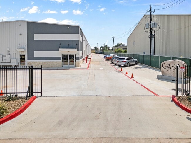 Building Photo - 8715 Meadowcroft Dr