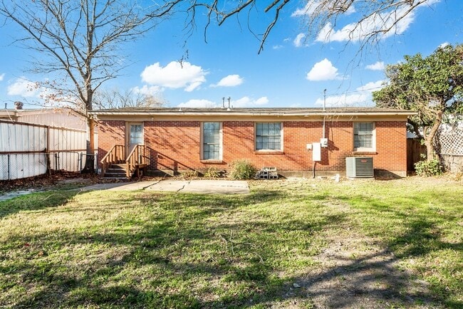 Building Photo - 10818 Sharondale Ln